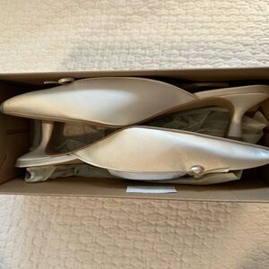 NWT Dolce Vita Cleo Off White Satin Size 11s